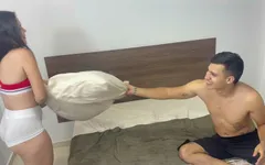 Wat begon als een kussenspel eindigde met een geweldige neukpartij en een cumshot in haar poesje.
