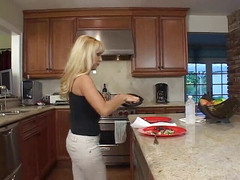 Girls of Desire: Blonďatá MILF roztáhne krém na kočičku čerstvou ve sprše