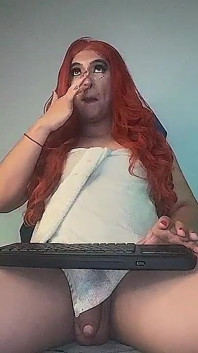 콜롬비아 시메일이 친구들과 온라인으로 채팅하는 모습