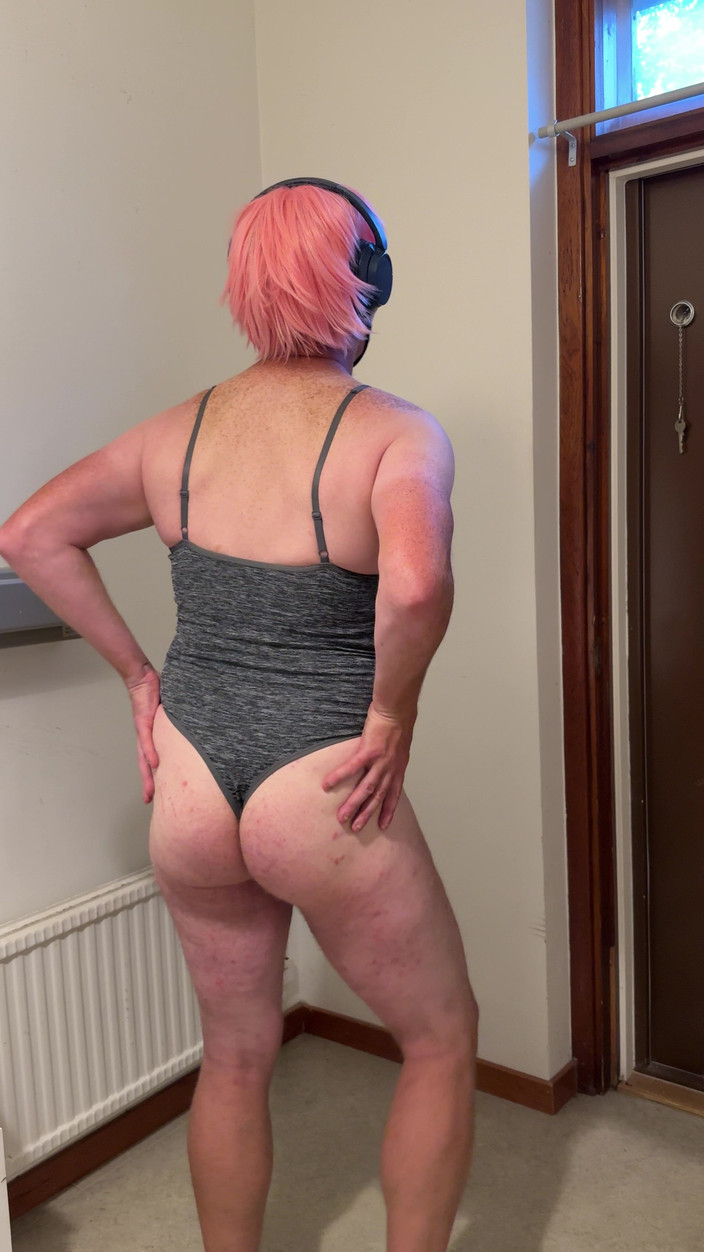 Julia Trans: Trany шлепает задницу, яйца, мастурбирует и кончает для папочки