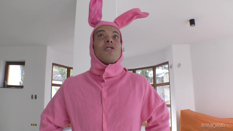 Immoral Live: La coniglietta di Pasqua prende la verginità anale di emily...