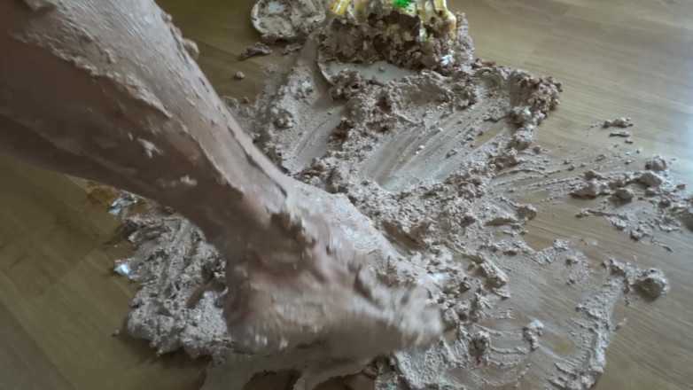 Monica Crush: Den kuchen barfuß zerquetschen