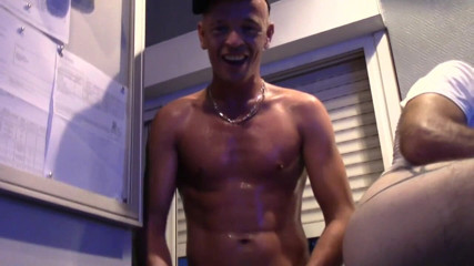 FIRST SEX EXPERIENCE WITH BOY: โดนครีมพายในรองเท้าผ้าใบโดยหนุ่มสเกลลี่ตรงห้อง locker ขณะวิ่งออกกำลังกาย