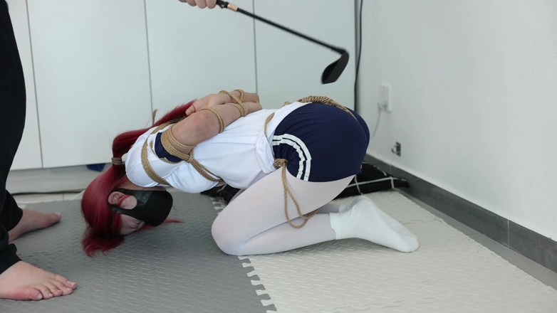 Cute girl bondage: 여자친구가 게임을 제지하고 벌을 준다: 계속 쪼그리고 앉으라, 실패하면 맞는다