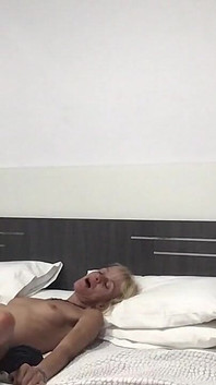 Coppia fantastica su un trio che gioca con il dildo