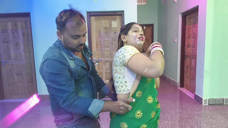 Sona bhabhi: Yeni yıl kutlama zamanı yenge pasta kesildikten sonra sevgilisiyle sert...