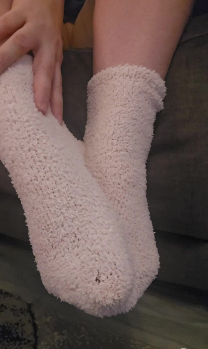 Busty Swinger: पैरों वाली कामुकता मेरे परफेक्ट पैरों पर लंड हिलाते हुए