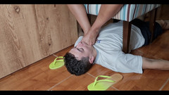 KiffaFeet: Herrin Kiffa - Gesicht, hocken-sklave reinigt schmutzige flip-flops und kommt auf...