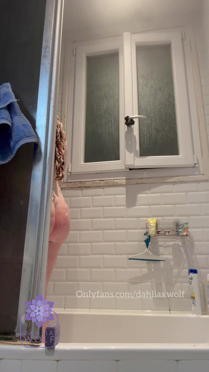 Dahlia Wolf: Kamera łazienkowa seksowny solo prysznic w Paryżu