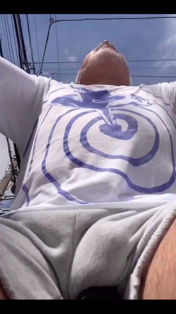 Japanese daddy: Jen jezdí na kole v mikině a bez spodního prádla ...