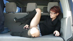 Popp Sylvie: Davanti al negozio di mobili