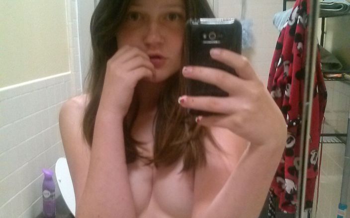 Curious Hannah: La duș mă simt singură la duș