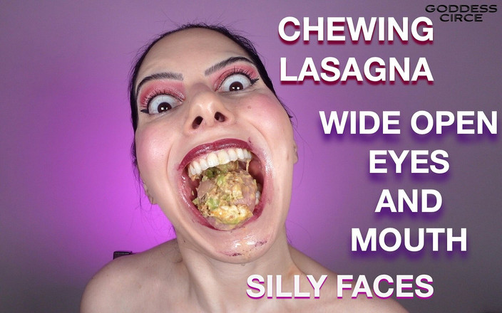 Goddess Circe: Chewing lasagna - mata dan mulutnya lebar-lebar - wajah konyol