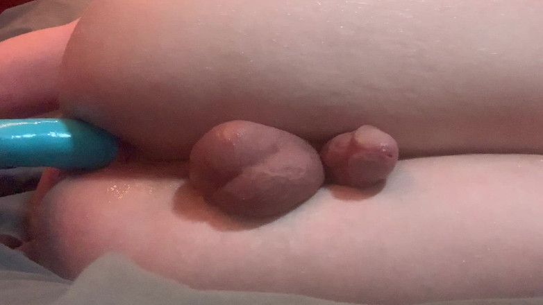 Brashen: Femboy Twink knullar sperma ur sig själv