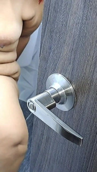 Ma Belle-mère Se Masturbe Dans La Salle De Bain