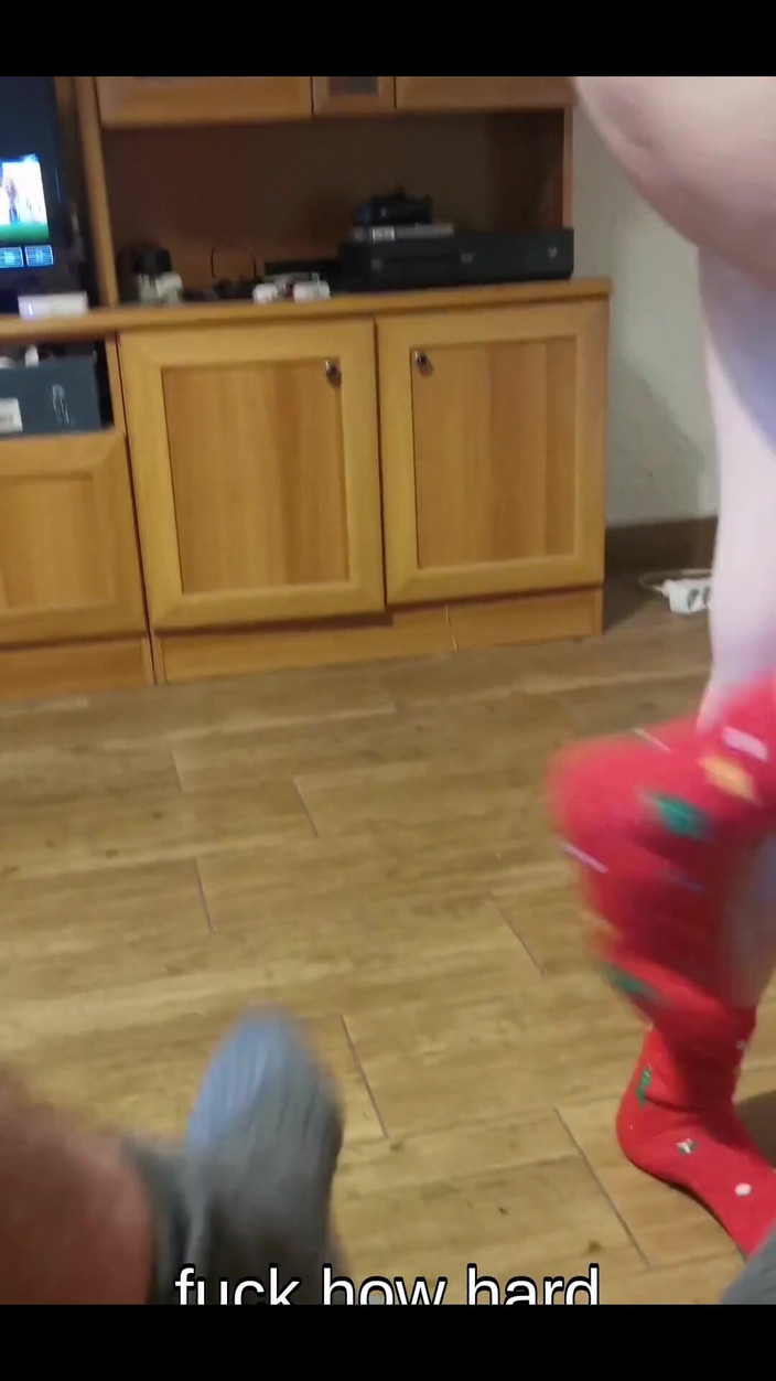 Hard & Rock cc: 我发现我的室友在玩耍，我吮吸他的鸡巴，我们玩得很开心