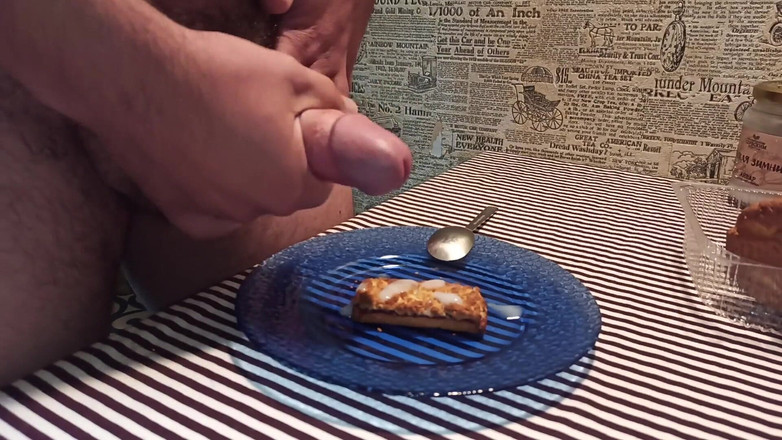 Kinky Guy: 在饼干上射精并吞下他自己的精液，享用早餐！