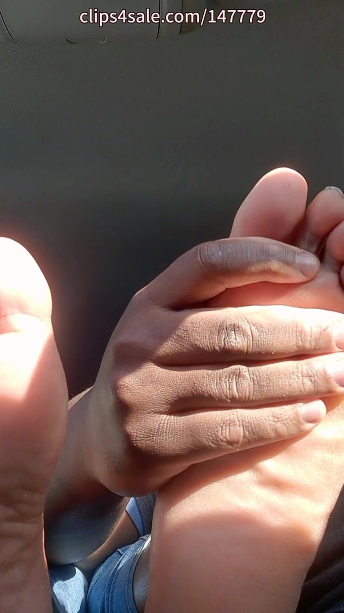 Foot Patrol: Nuestro en primer plano frotando las suelas de la diosa...
