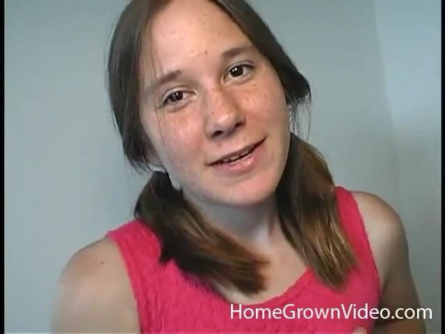Homegrown Video: Memek berbulu Alexia dicrot di dalam