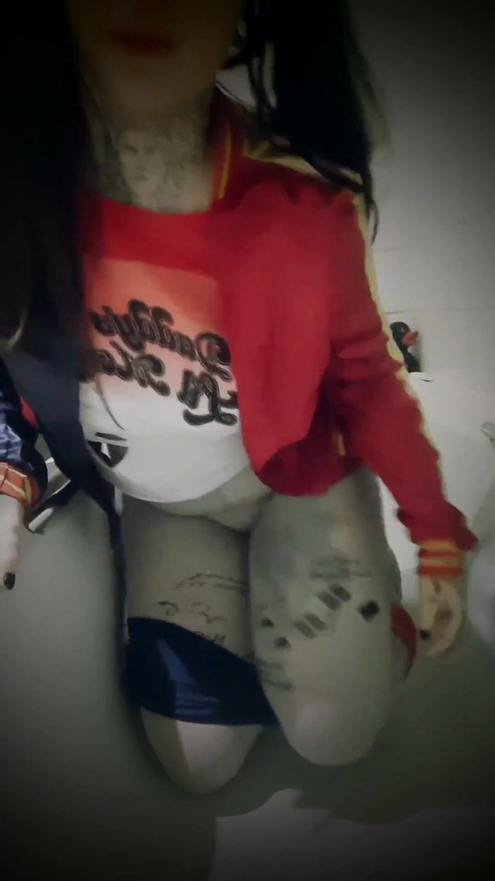 Yourfavecumslut: Harley Quinn Berkencing dalam bilik mandi