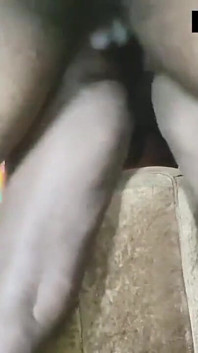 Une black à gros cul noir se fait baiser par une énorme bite noire
