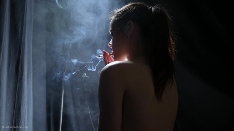 Russian Smokers: สาวสีผมบรูเน็ตเปลือยกายสูบบุหรี่ในละคร