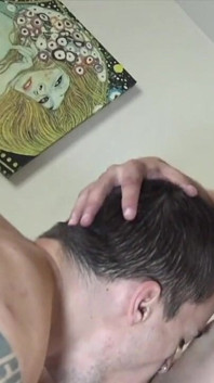 Kevin transado por um jovem barbudo