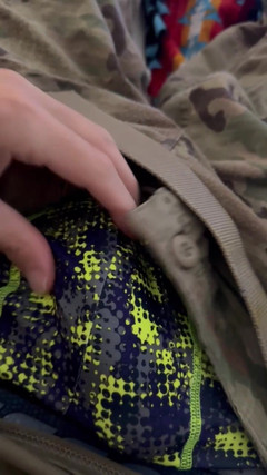 Gay Soldier Stuff: Tentara Amerika ngocok kontol pakai seragamnya dan crot di celana...