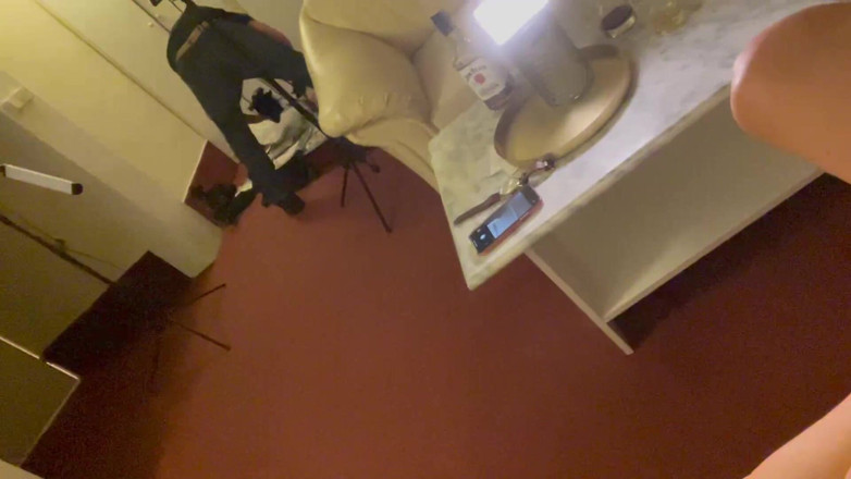 Shione Cooper: Çekim için bir şeyler hazırlarken selfie mastürbasyon videosu çekiyor