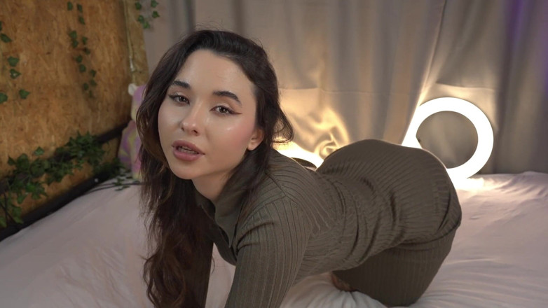 Nka Legran: La chica más flexible lame su propio coño y chorros