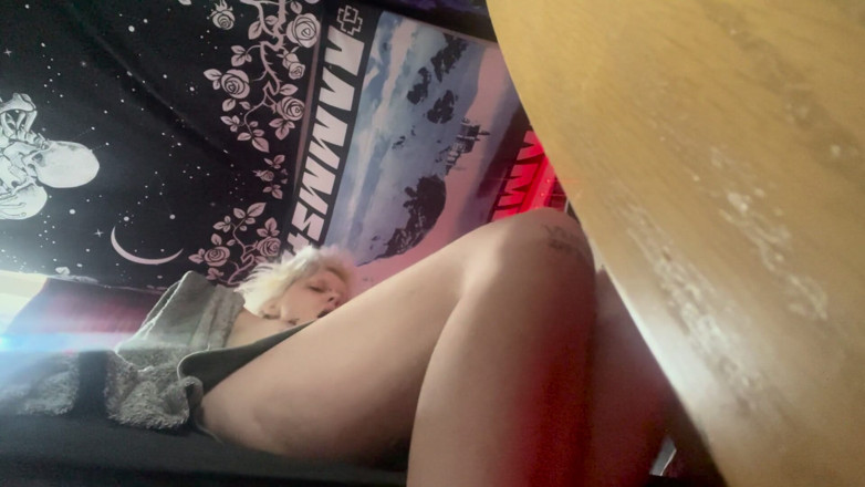 Glitterqueen1999: Giantess sabah mastürbasyon yaparken minik adam tarafından izleniyor