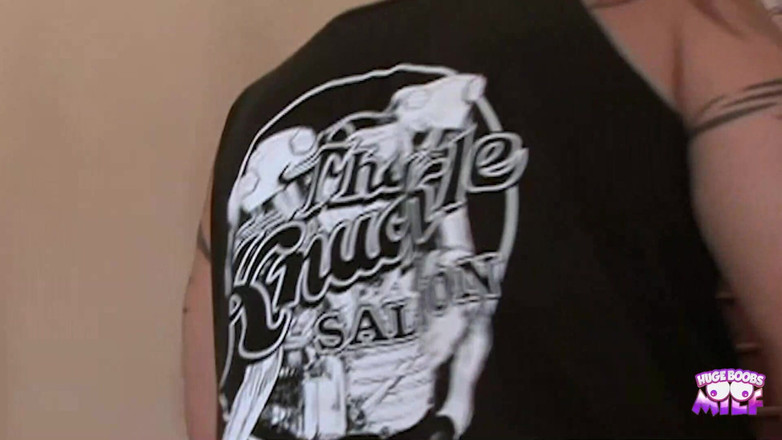 Huge Boobs MILF: Julian Andretti mengongkek MILF bertetek besar di rumahnya dan memancut...