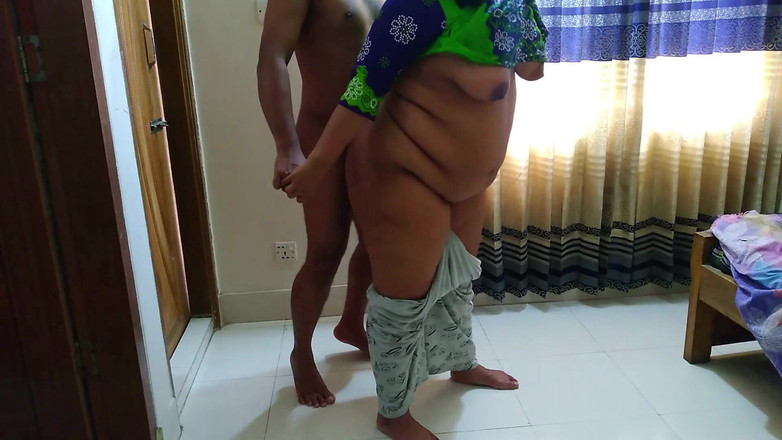 Aria Mia: 戴穆斯林头巾的埃及胖女仆在早上打扫他的房间时被老板的20岁继子搞砸了