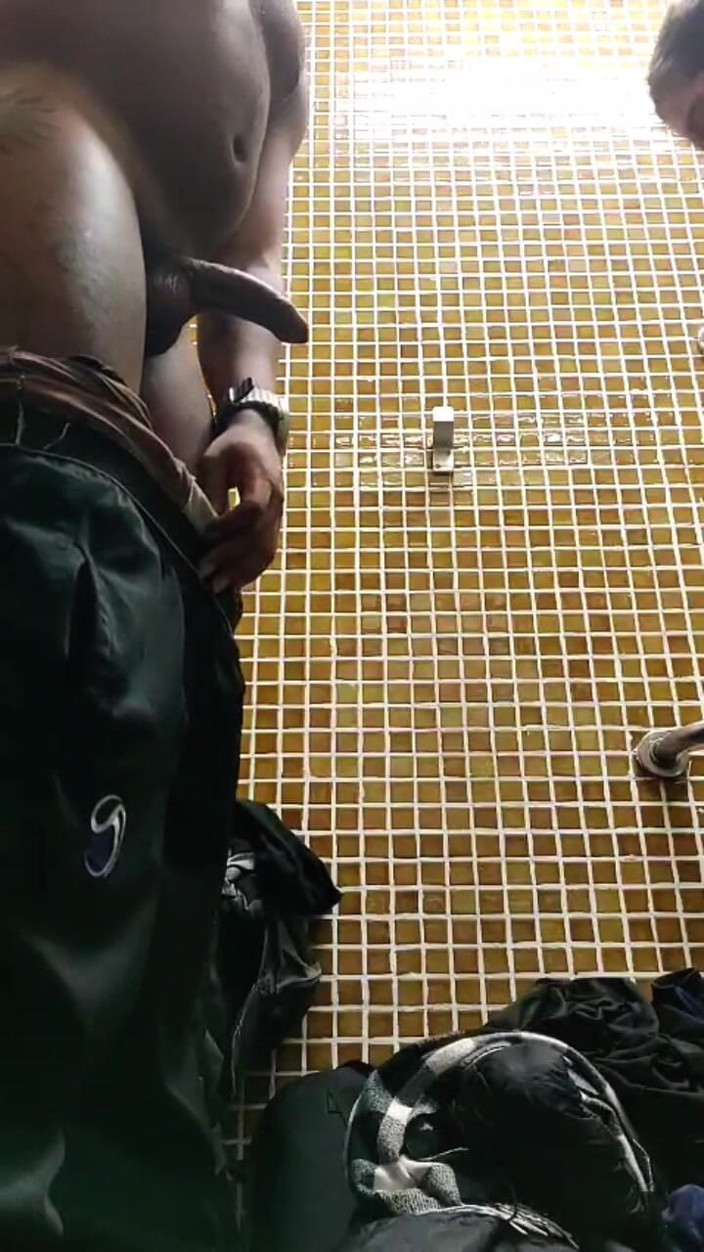 Marcosninfo: J’ai bien sucé dans les toilettes publiques de la gare...