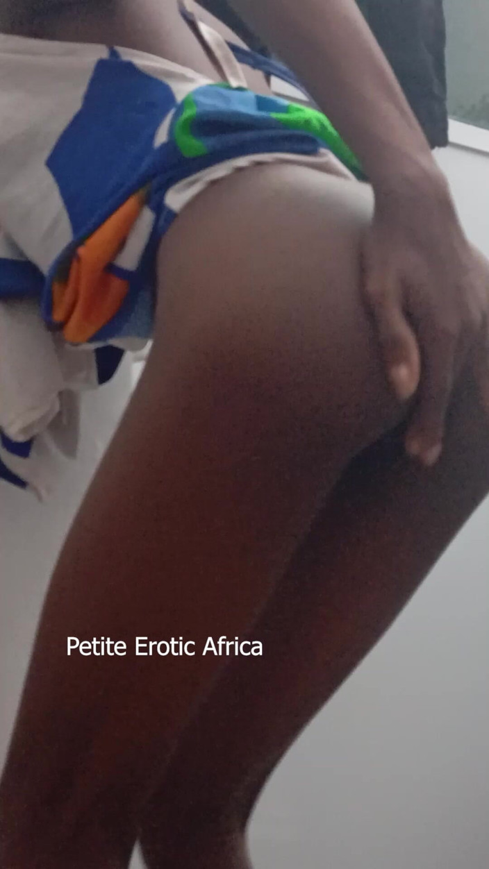Petite Erotic Africa: Buracos apertados em Little Lovet
