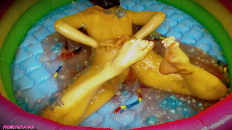 AdalynnX: AdalynnX - piscină cu mâzgă și șerpi gumați 2