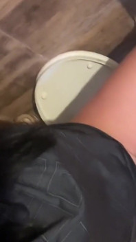 Hermosa milfycalla con pis hambriento en el baño, meando de cerca 182 - pis desesperación y masturbación mojada - i'v