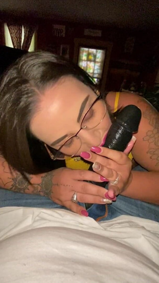 MzKiTTy91: Pawg milf żona ssanie 10-calowy bbc