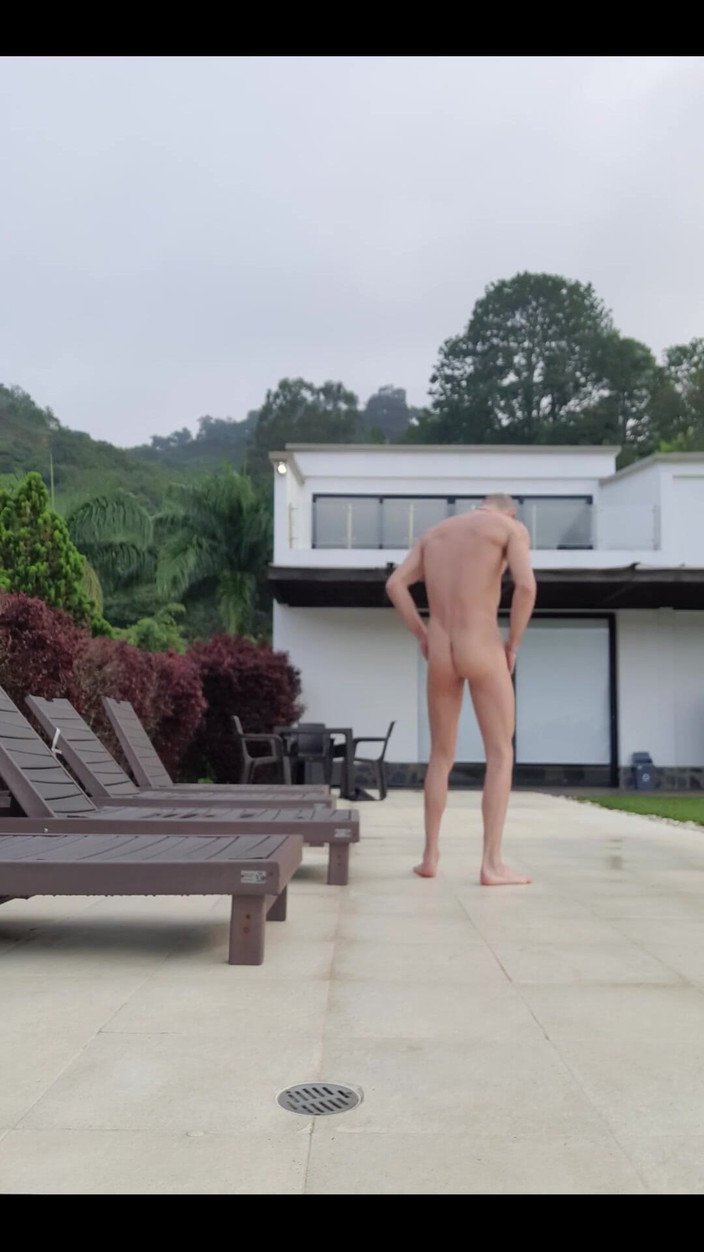 Boy jerking off: Desnudo junto a la piscina