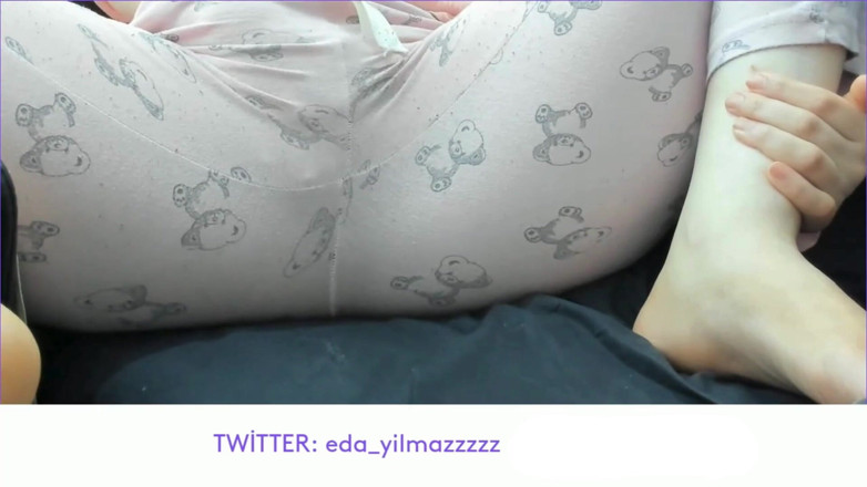 bigass_sexy_bigboobs: Pajama si masturba- strofinando la figa con il pigiama