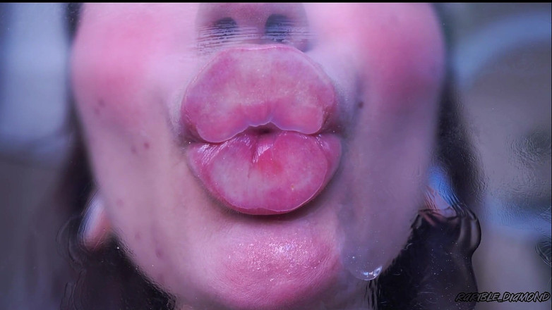 Rarible Diamond: Mokrá lepkavá lipgloss polibek