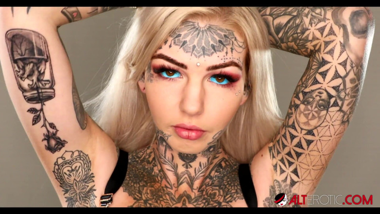 Alt Erotic: Dans les coulisses avec le nouveau tatouage de la poitrine...