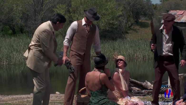 Colective Pleasure: Gangsta picnic accanto al fiume si trasforma in un'orgia.