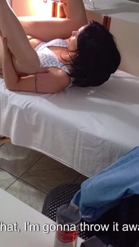 La paziente viene sinistra con il culo pieno di sperma e un plug dentro