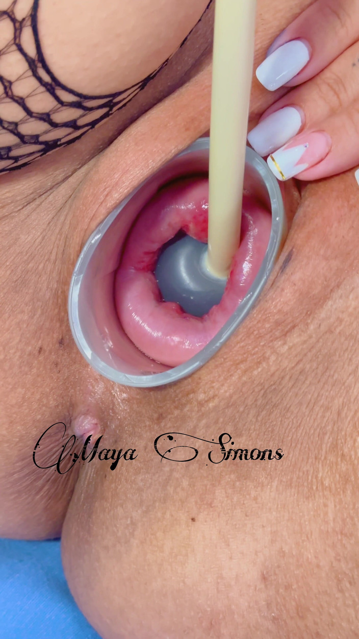 Maya Simons: 将墨水深深插入我的子宫