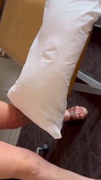 可爱的绿眼睛人妻骑乘并吮吸她的男人，度假酒店的乐趣