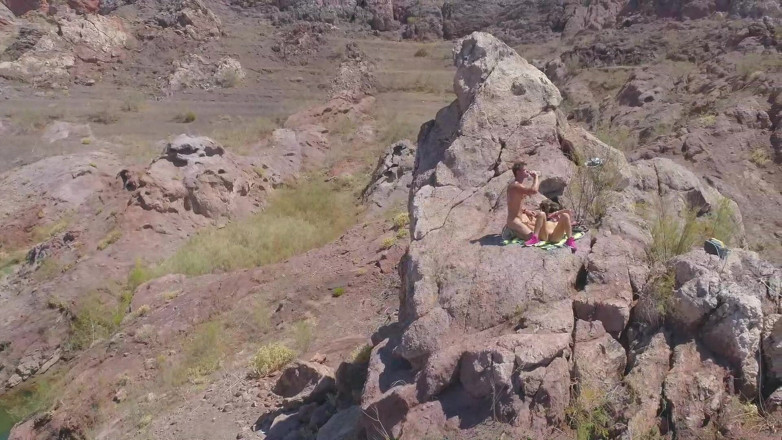 Sparks Go Wild: Berkongkek dan menghisap di atas gunung