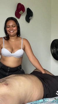 내 대학 동급생이 나에게 사본을 주고 대가로 그녀를 따먹어