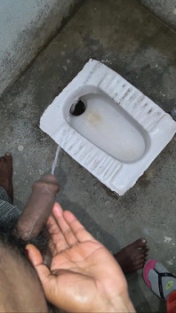 Hintli kadın üvey erkek kardeşinin penisini tutuyor ve ona işiyor ve işiyor