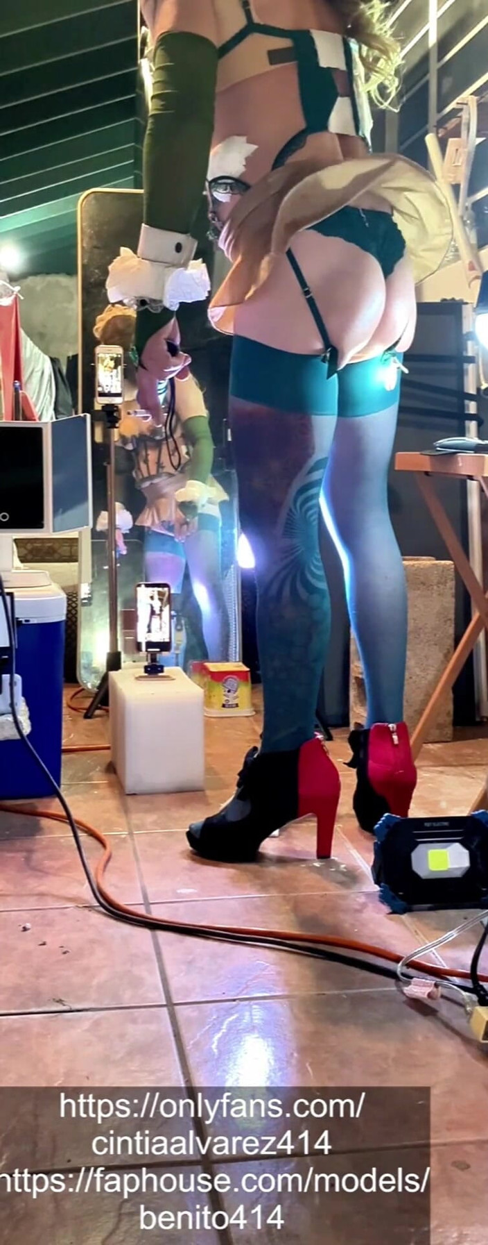 Benito414: Transsexual Cintia Dildo enche seu cu apertado solo